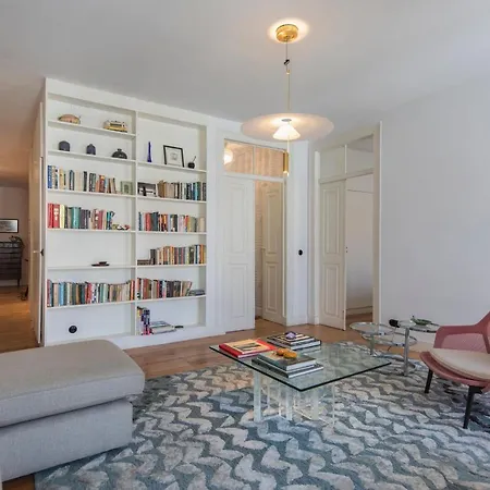 Lovelystay - Beautiful, Calm & Spacious Flat Near Bairro Alto
